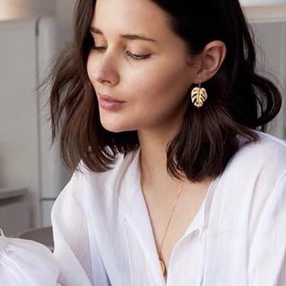 Gold plated Monstera leaf earrings - Picture 3 of 6